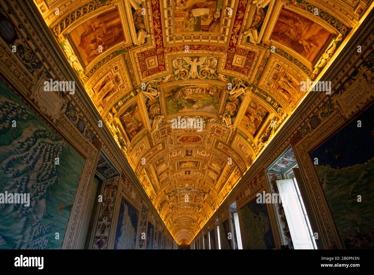 Plafond décoré de peintures classiques d'œuvres d'art dans la Galerie des cartes, le Musée du Vatican, la Cité du Vatican, le Vatican Banque D'Images