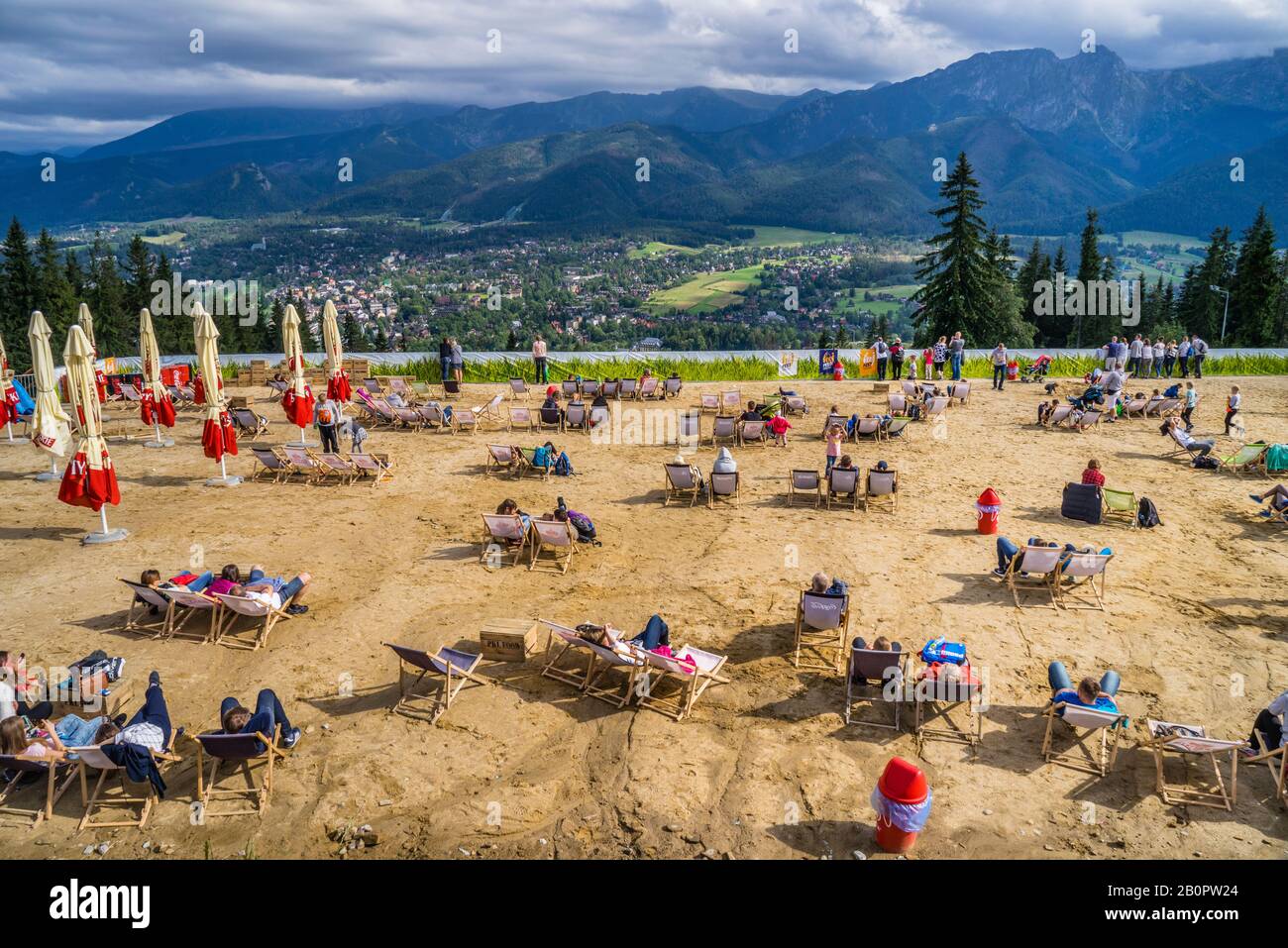 Terrasses ensoleillées sur la montagne Gubałówka, où les touristes jouissent de la vue panoramique sur la station de montagne Zakopane dans les montagnes Tatra de Lesser Pologne Banque D'Images