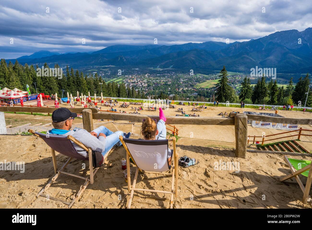 Terrasses ensoleillées sur la montagne Gubałówka, où les touristes jouissent de la vue panoramique sur la station de montagne Zakopane dans les montagnes Tatra de Lesser Pologne Banque D'Images