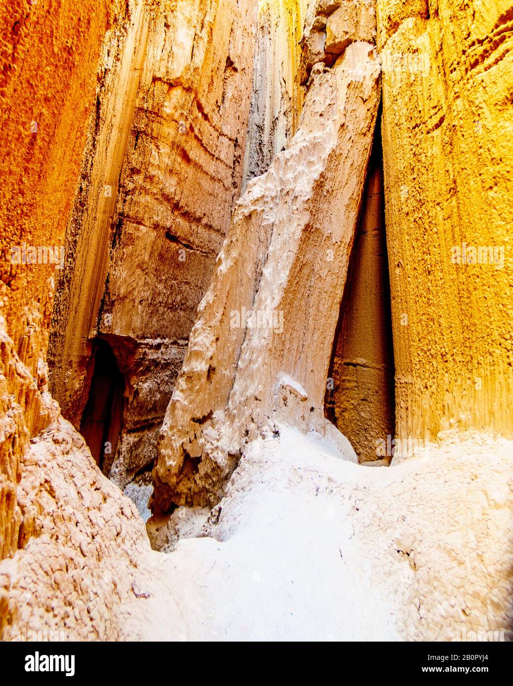 Les motifs spectaculaires et uniques des canyons à sous dans le parc national de Cathedral gorge dans le désert du Nevada, États-Unis Banque D'Images