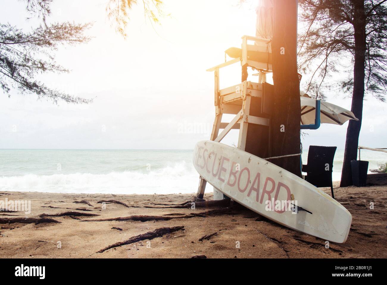 Stand de sauveteurs vide avec planche de sauvetage sur la plage de Phuket, Thaïlande Banque D'Images