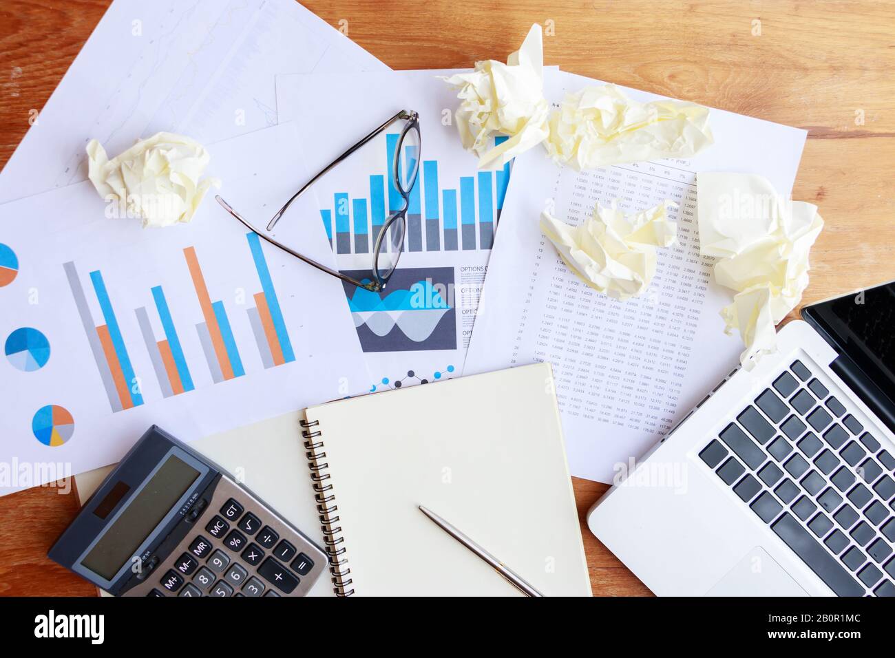 concept de données comptables, bancaires et statistiques. espace de travail comptable avec calculatrice, travail sur papier à but lucratif et ordinateur sur tables en bois, vue de dessus Banque D'Images