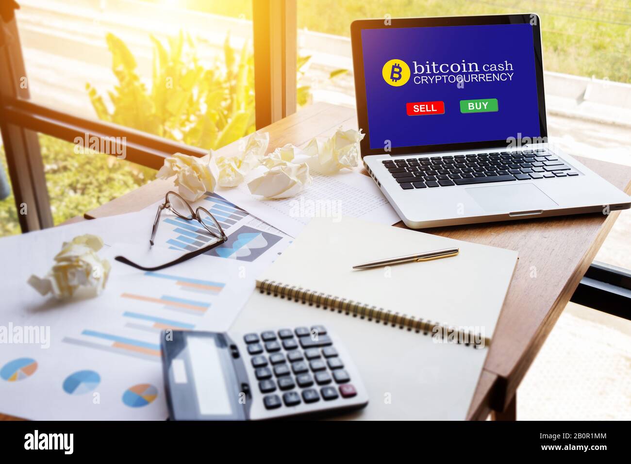 tablette d'ordinateur avec écran pour acheter ou vendre bitcoin sur la table d'espace de travail dans le bureau moderne, bitcoin électronique argent concept. Banque D'Images