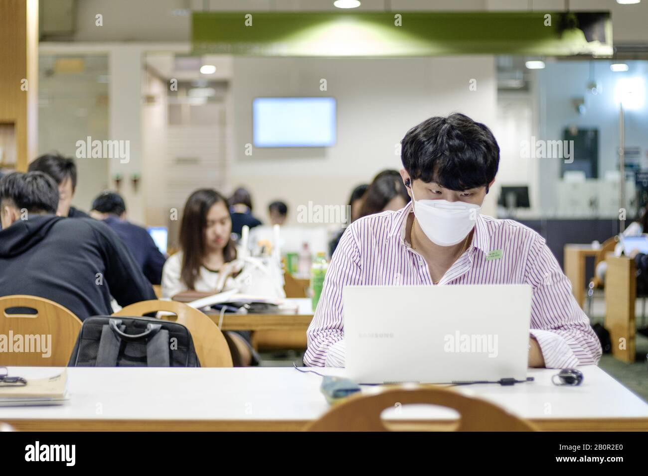 Singapour-19 FÉVRIER 2020:étude du masque de port de l'étudiant dans la salle d'étude Banque D'Images