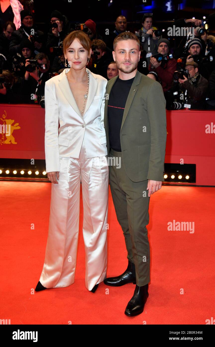 Berlin, Allemagne. 20 février 2020. Peri Baumeister et Jannik Schümann assistent à la première de la nuit d'ouverture et à la première de 'My Salinger Year' au 70ème Festival International du Film de Berlin/Berlinale 2020 à Berlinale Palast le 20 février 2020 à Berlin, Allemagne. Crédit: Geisler-Fotopress Gmbh/Alay Live News Banque D'Images