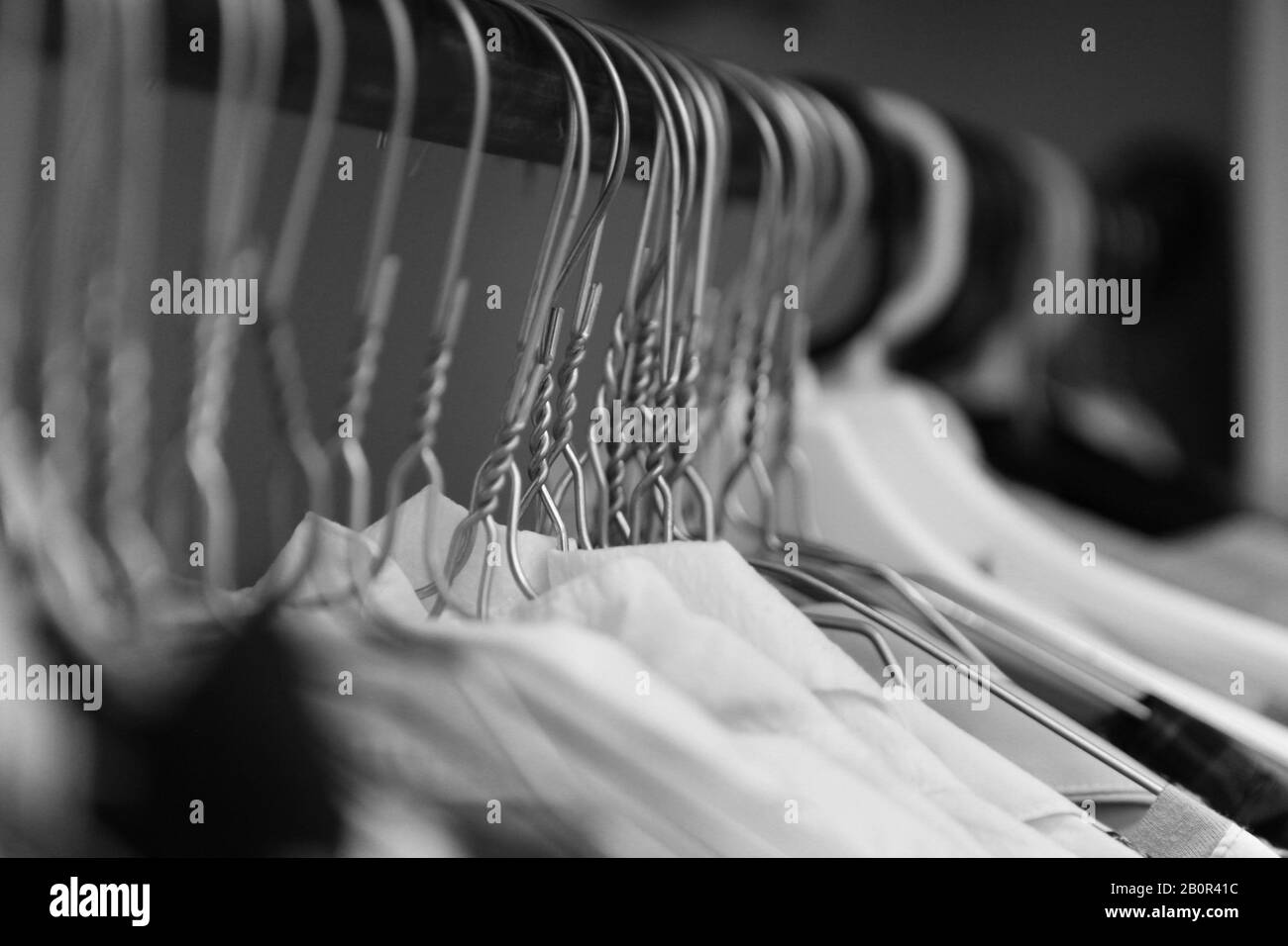 cintre à vêtements près de la boutique de mode. cintre en aluminium avec vêtements. vêtements dans un vestiaire. Vêtements de chemises pour femmes sur cintres dans un magasin de vêtements Banque D'Images