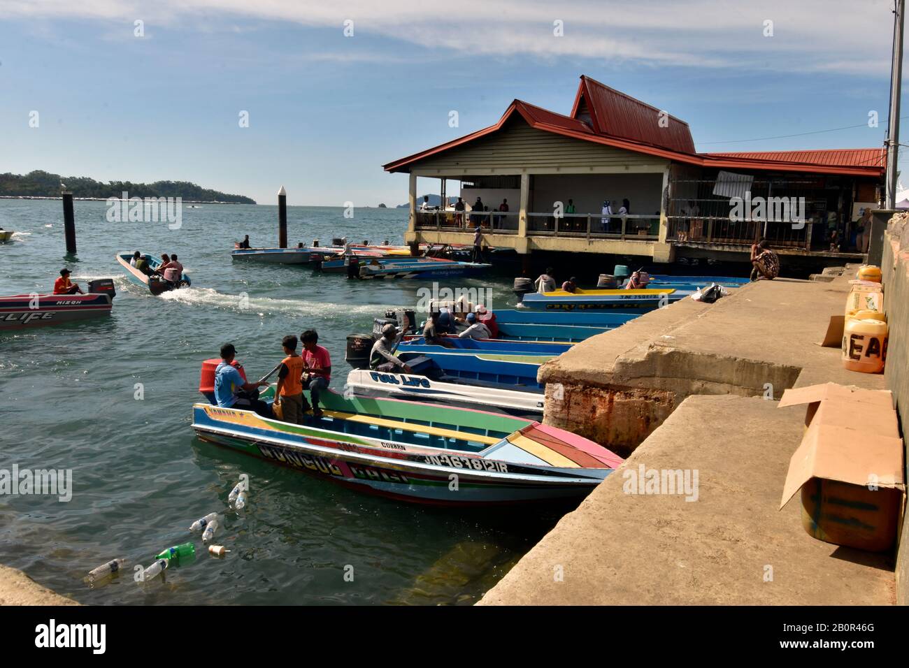 Bateaux de transport amarrés au bord de l'eau, Kota Kinabalu, Sabah, Bornéo, Malaisie Banque D'Images