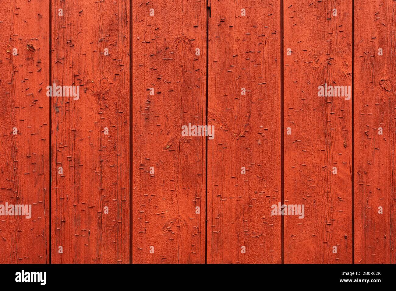 Mur en bois rouge d'une cabine ou d'une grange norvégienne Banque D'Images