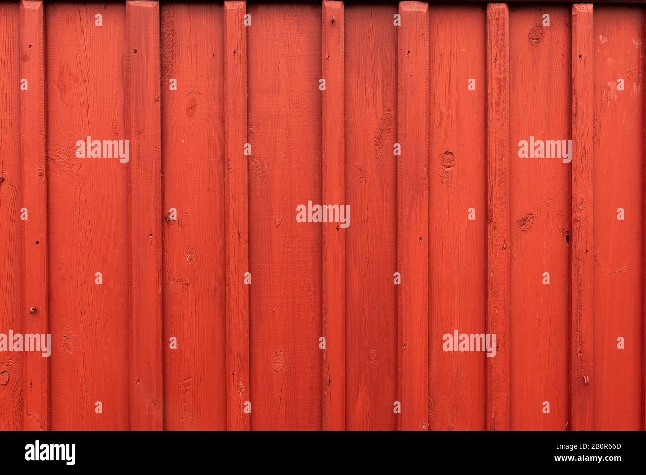 Mur en bois rouge d'une cabine ou d'une grange norvégienne Banque D'Images