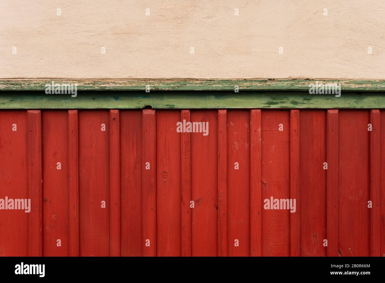 Mur en bois rouge d'une cabine ou d'une grange norvégienne Banque D'Images