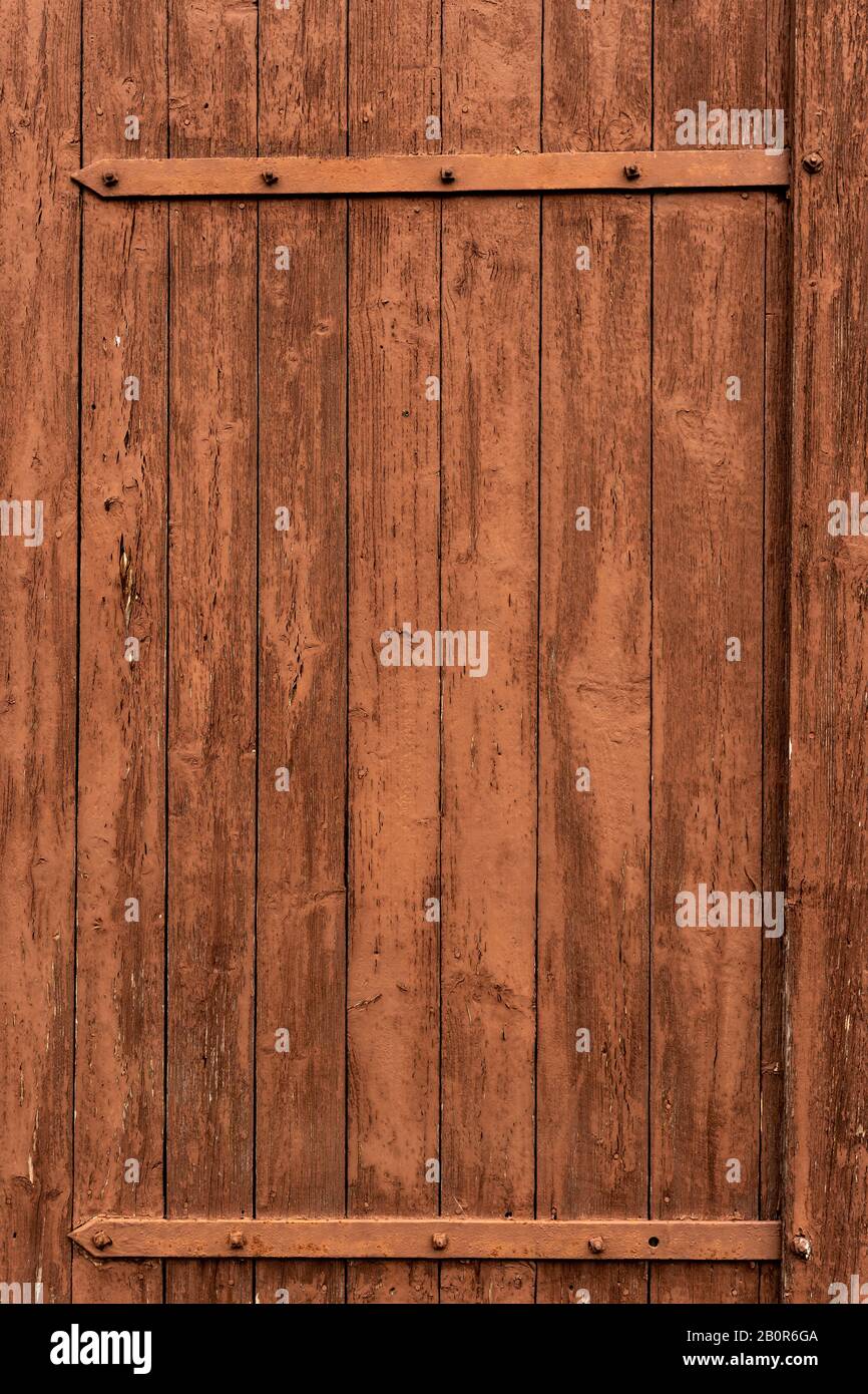 WOM a endommagé la paroi en bois en marron comme fond ou texture Banque D'Images