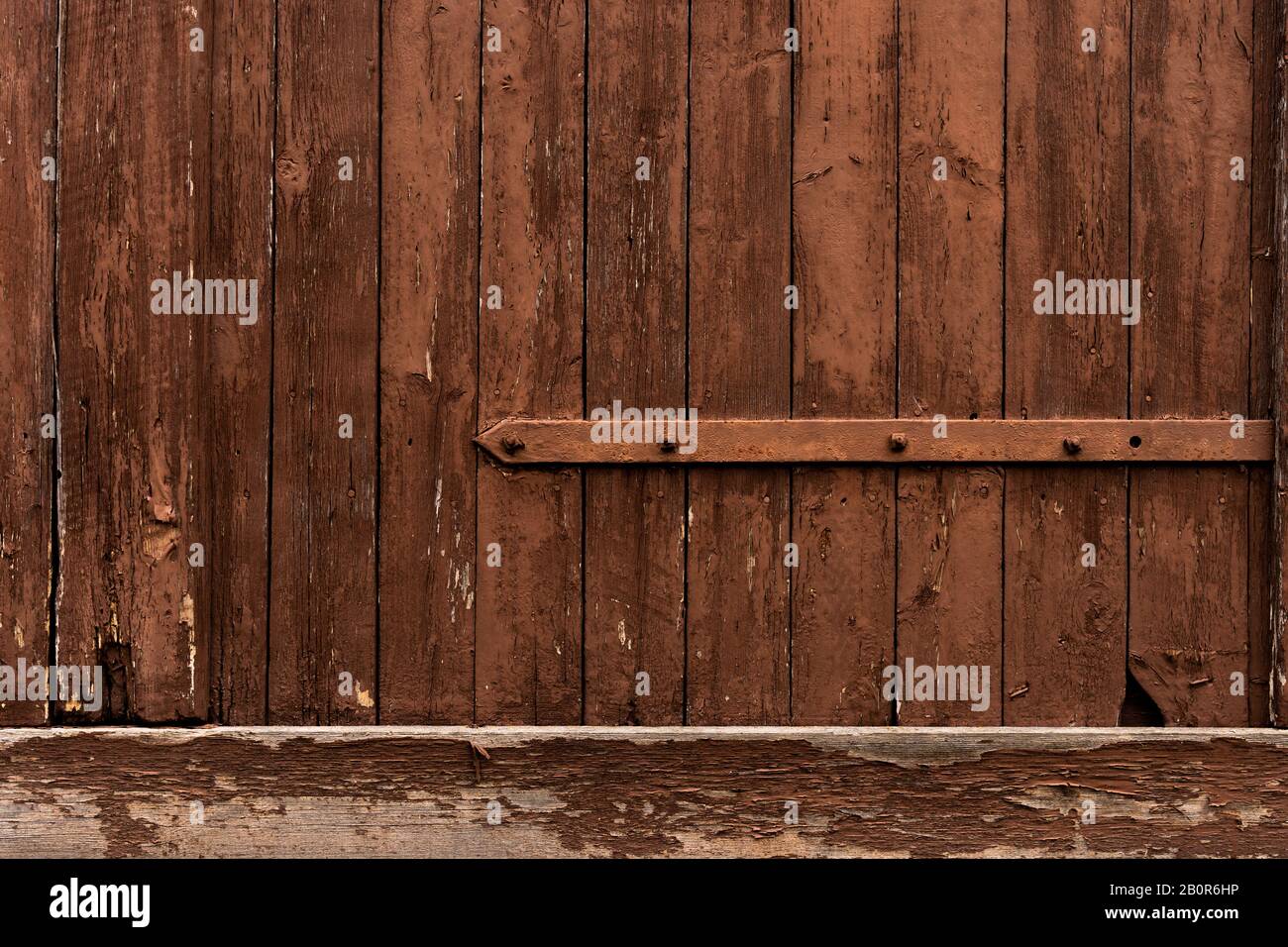 WOM a endommagé la paroi en bois en marron comme fond ou texture Banque D'Images