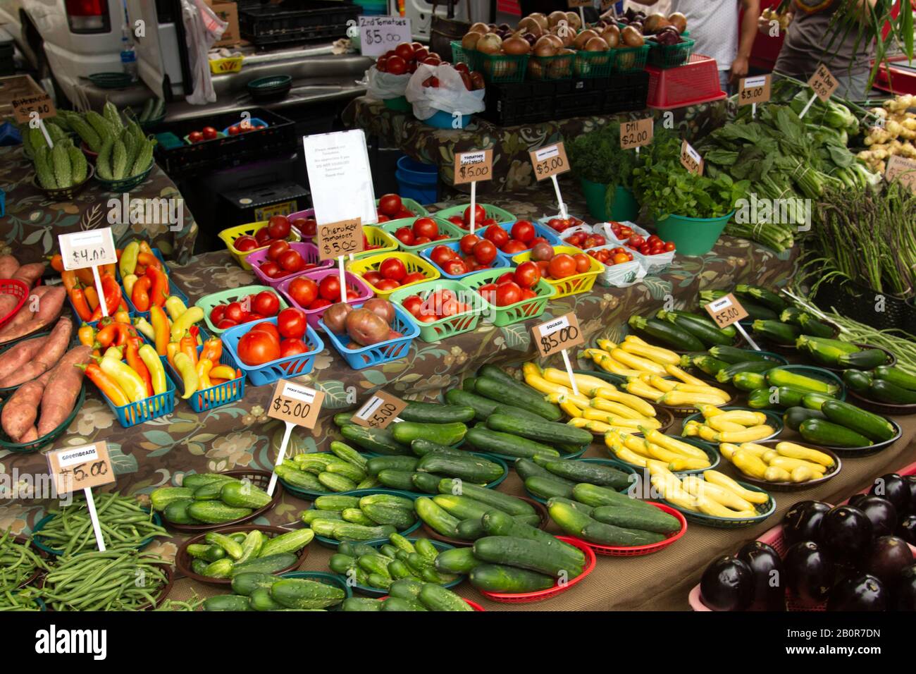 Produits frais à vendre sur un marché local, Fayetteville, Arkansas, États-Unis Banque D'Images