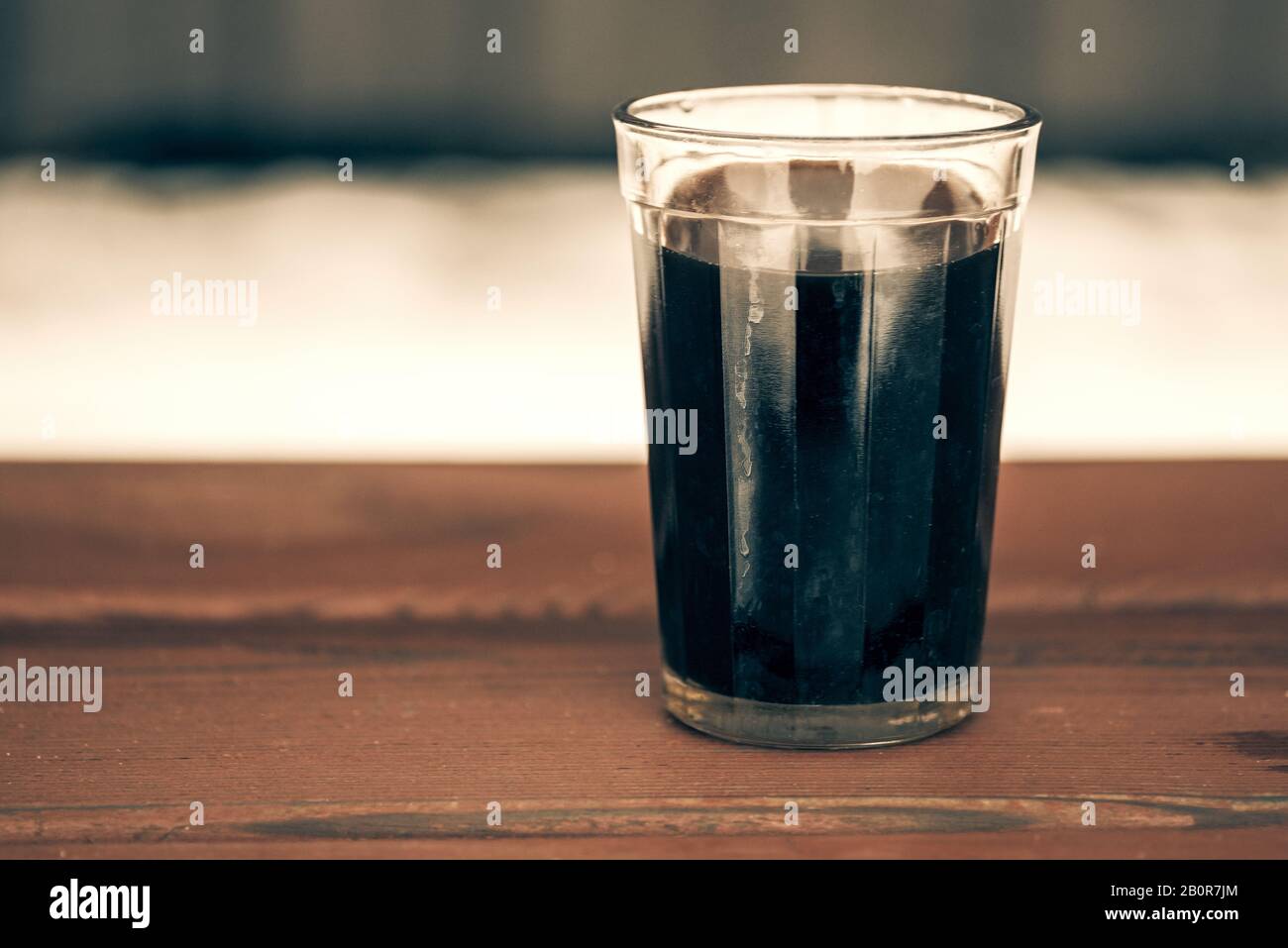 sur la paillasse se trouve une tasse en verre de café noir Banque D'Images