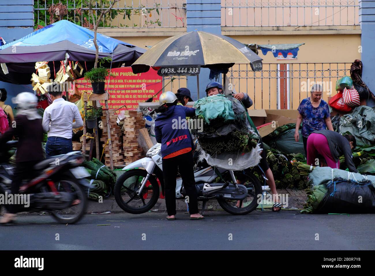 HO CHI MINH VILLE, VIET NAM, marché traditionnel des feuilles près de Tet pour les gens achètent des feuilles, corde de bambou, moule à gâteau pour faire gâteau de riz gluant, Banque D'Images