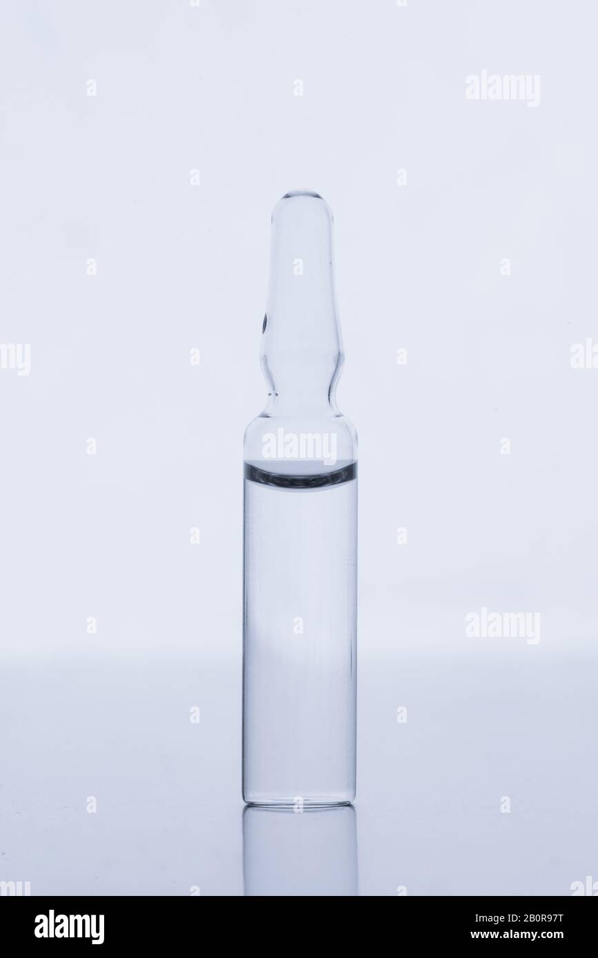 ampoule en verre pour injection sur fond blanc Photo Stock - Alamy