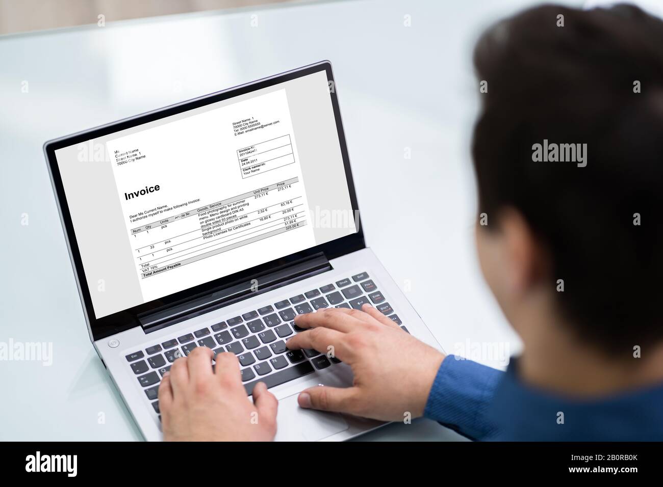 Gros Plan D'Un Homme D'Affaires Qui Calcule La Facture Sur Un Ordinateur Portable Au Bureau Banque D'Images