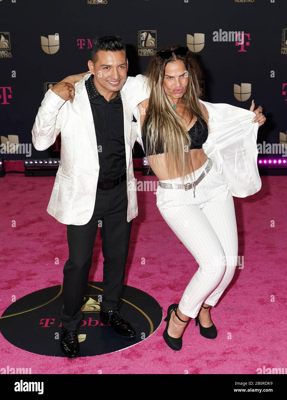 Miami, États-Unis D'Amérique. 20 février 2020. Miami, FLORIDE - 20 FÉVRIER : Niurka Marcos et Osmir Garay assiste à la première place d'Univision Lo Nuestro 2020 à l'AmericanAirlines Arena le 20 février 2020 à Miami, en Floride. (Photo de Alberto E. Tamargo/Sipa USA) crédit: SIPA USA/Alay Live News Banque D'Images