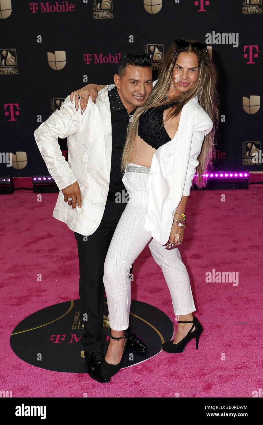 Miami, États-Unis D'Amérique. 20 février 2020. Miami, FLORIDE - 20 FÉVRIER : Niurka Marcos et Osmir Garay assiste à la première place d'Univision Lo Nuestro 2020 à l'AmericanAirlines Arena le 20 février 2020 à Miami, en Floride. (Photo de Alberto E. Tamargo/Sipa USA) crédit: SIPA USA/Alay Live News Banque D'Images