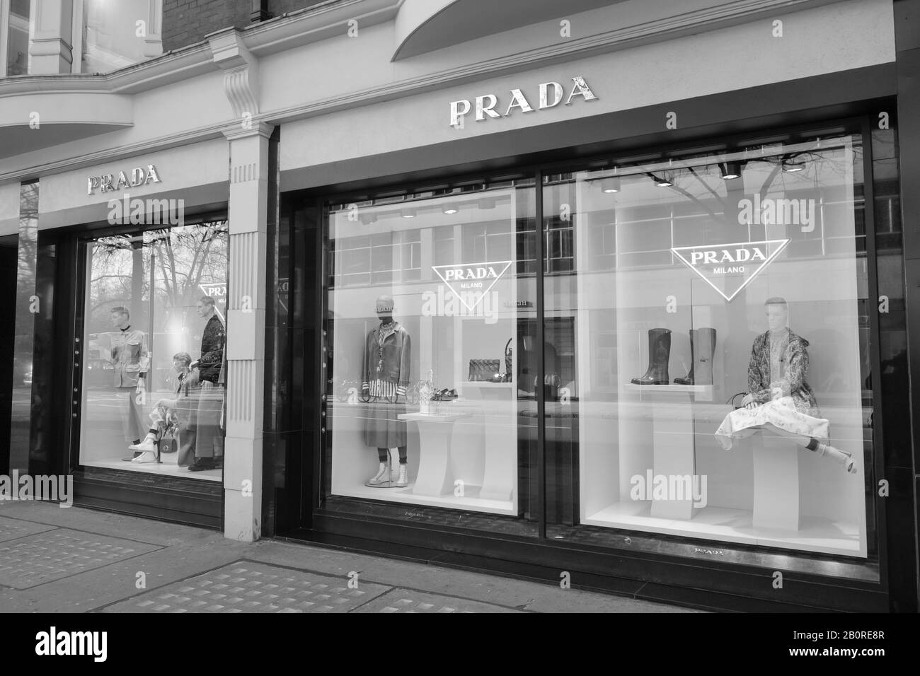 La boutique de mode Prada sur Sloane Street, Londres, Angleterre, SW1. Banque D'Images