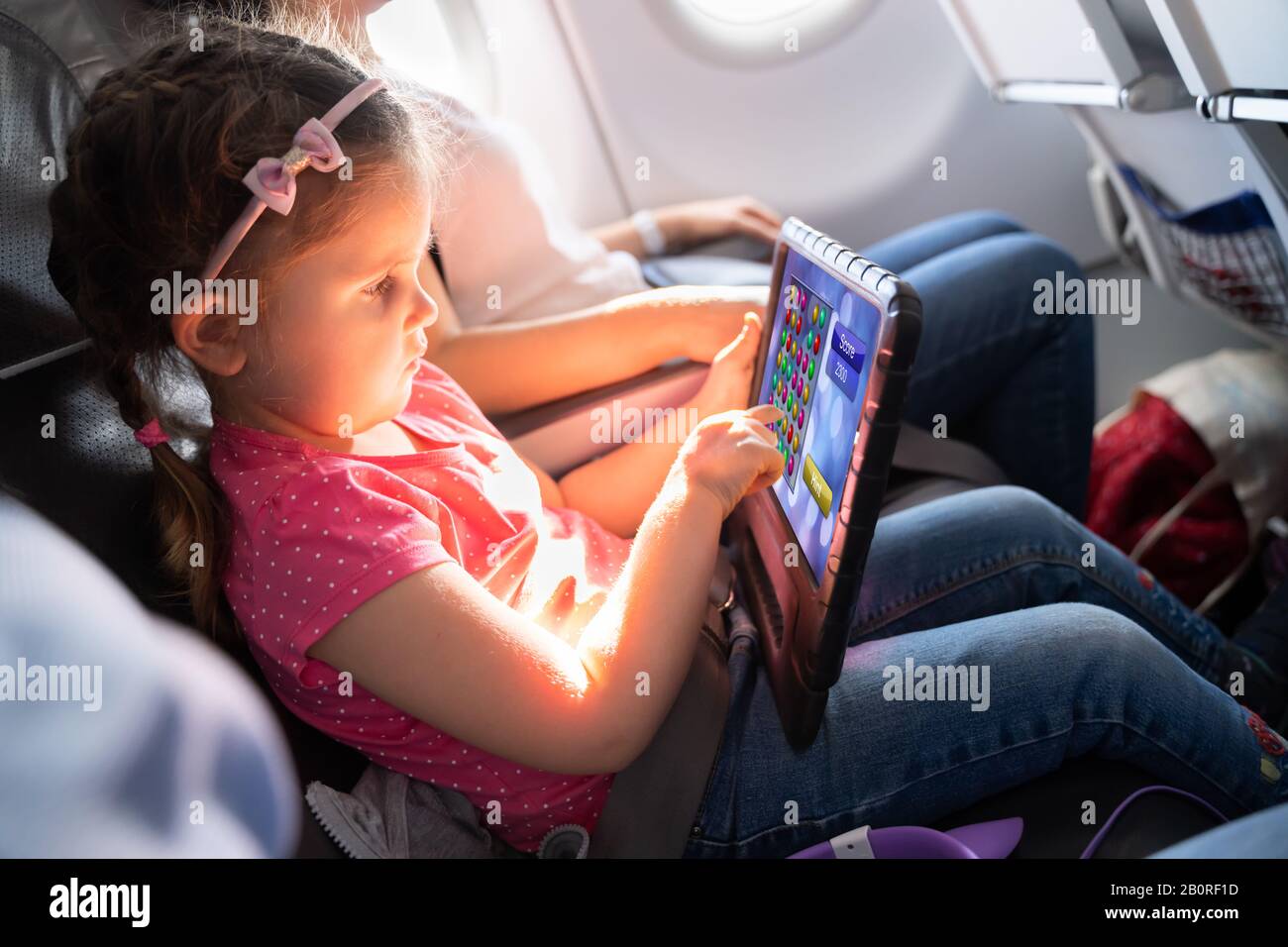 Little girl traveling airplane child Banque de photographies et d'images à  haute résolution - Alamy