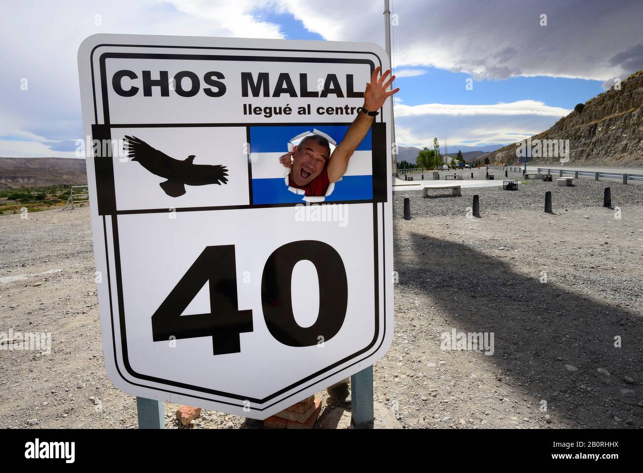 Monument dans la moitié de la route 40, Mitad Ruta 40, près De Chos Malal, province de Neuquen, Patagonia, Argentine Banque D'Images