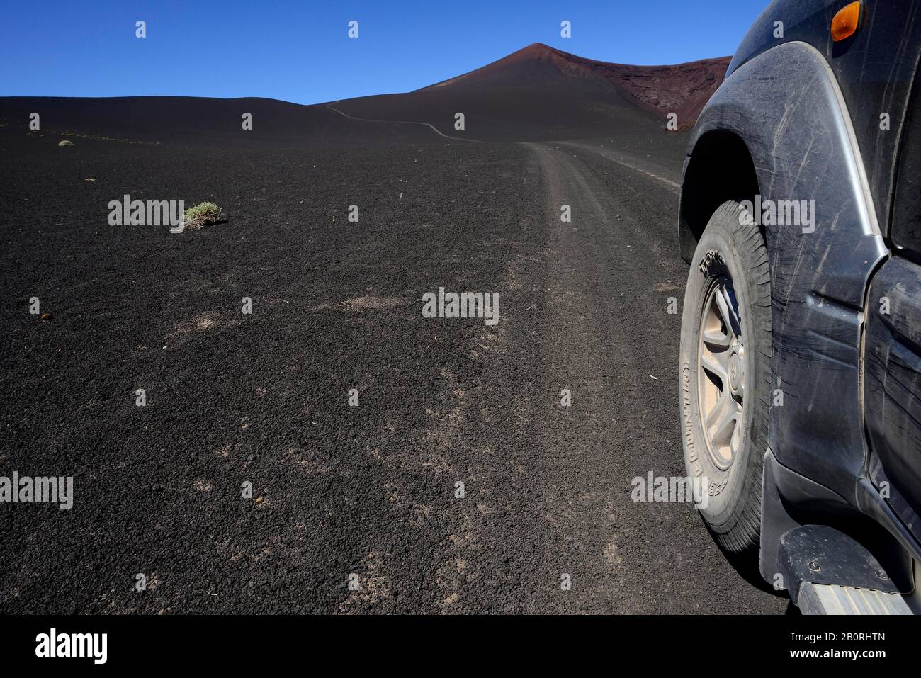 Véhicule tout-terrain sur la route à travers le paysage lunaire volcanique, Reserva la Payunia, province de Mendoza, Argentine Banque D'Images
