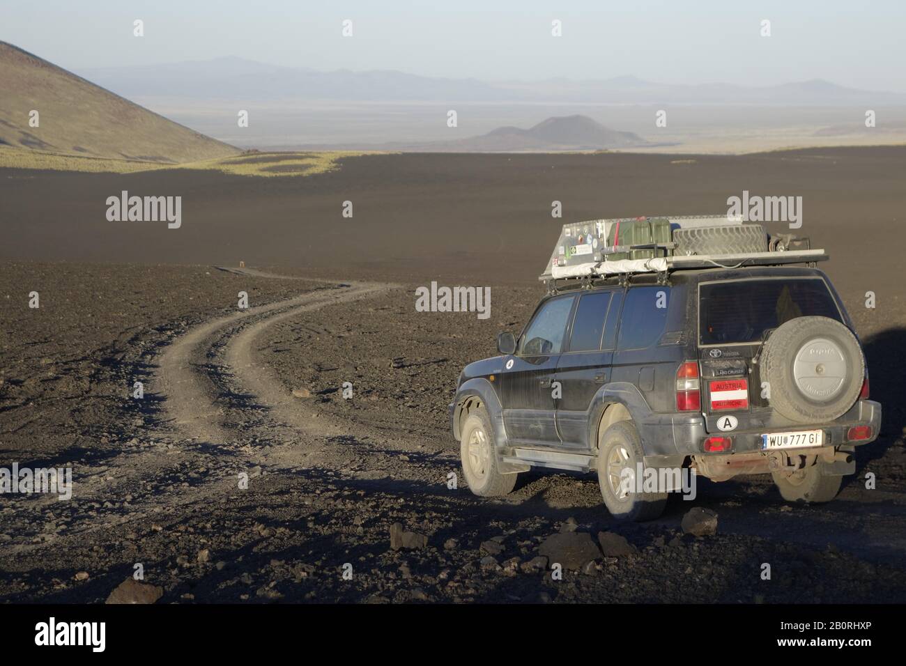 Véhicule tout-terrain, Land Cruiser sur la voie du paysage lunaire volcanique, Reserva la Payunia, Province de Mendoza, Argentine Banque D'Images