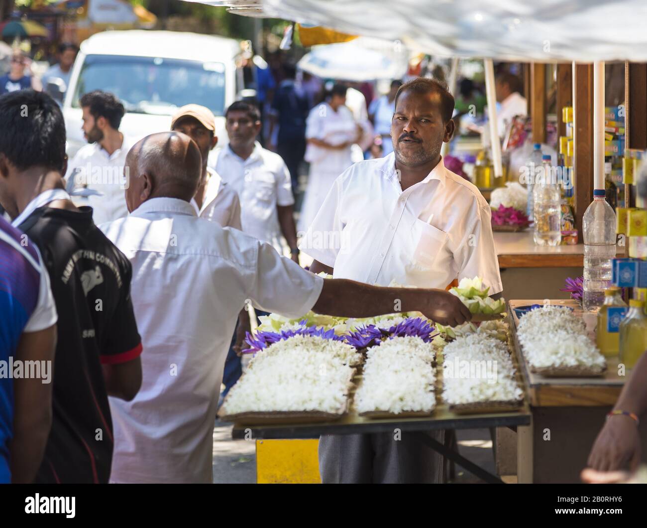 Kandy, Sri Lanka: 03/19/2019: Étalage de fleurs vendant des offres de fleurs pour les visiteurs au sanctuaire de dents bouddhistes. Banque D'Images