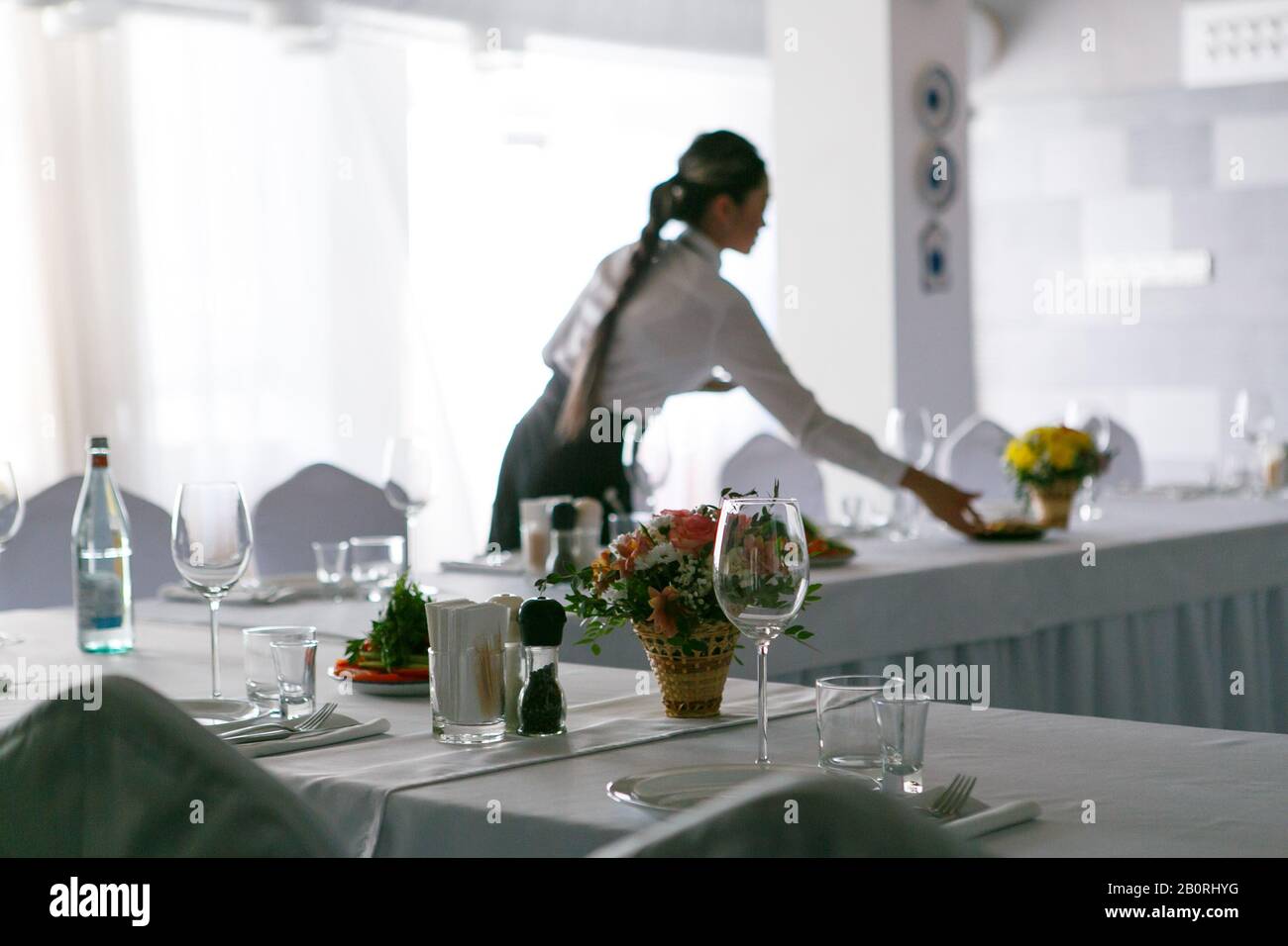 Waitress setting table in restaurant Banque de photographies et d'images à  haute résolution - Alamy