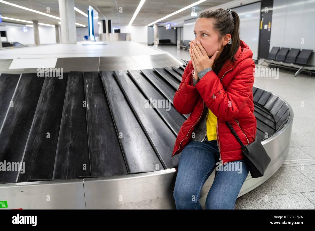 Femme Bouleversée A Perdu Des Bagages En Voyageant En Avion Banque D'Images