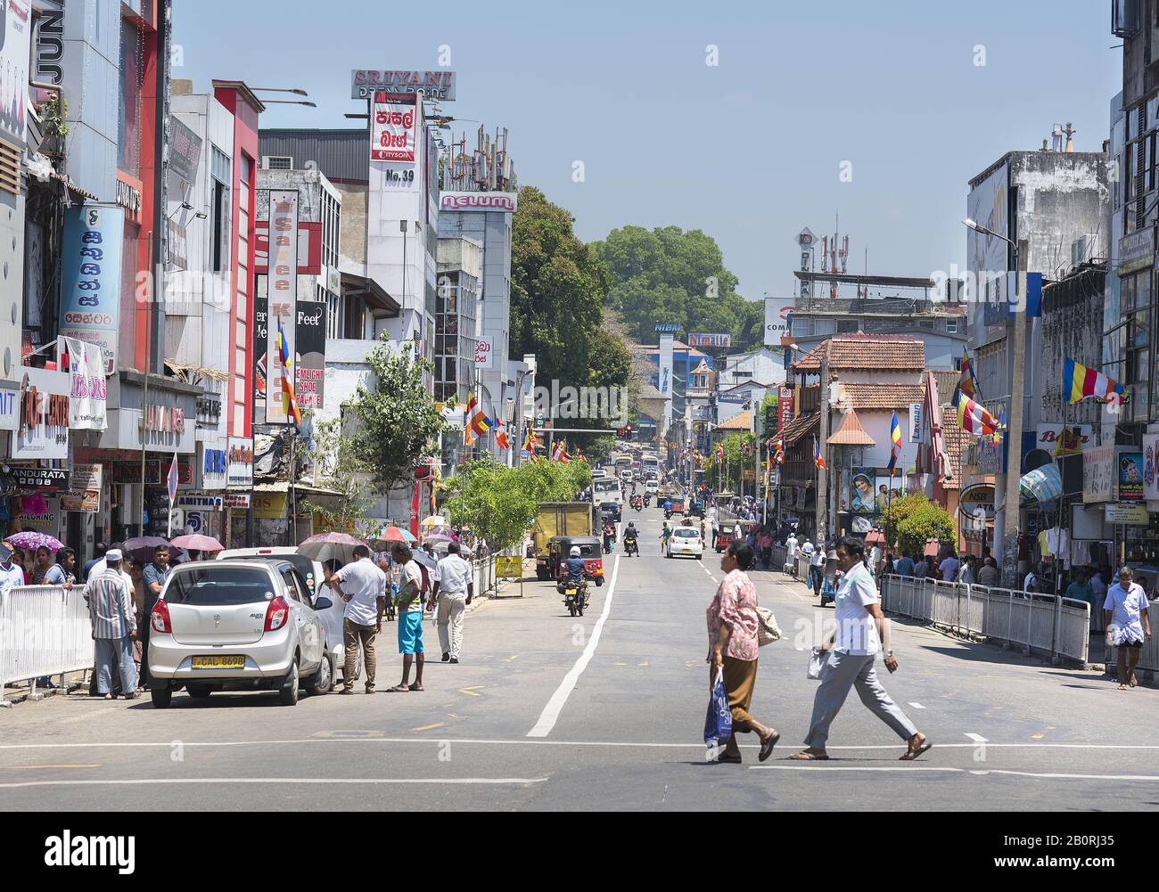 Kandy, Sri Lanka: 03/19/2019 : Centre-ville avec scène de rue animée avec des habitants traversant la route. Banque D'Images