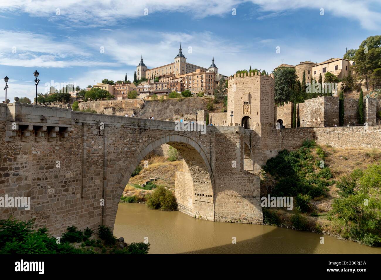 Pont Gate, Alcantara Bridge, Puente del Alcantara, au-dessus de la rivière Tajo, avec Alcazar de Toledo, Tolède, Castille-la Manche, Espagne Banque D'Images