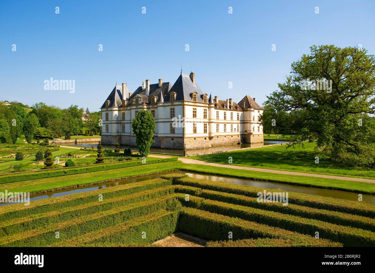Château aux ruines, labyrinthe de buis et château de Cormatin, Cormatin, département Saone et Loire, Bourgogne, France Banque D'Images
