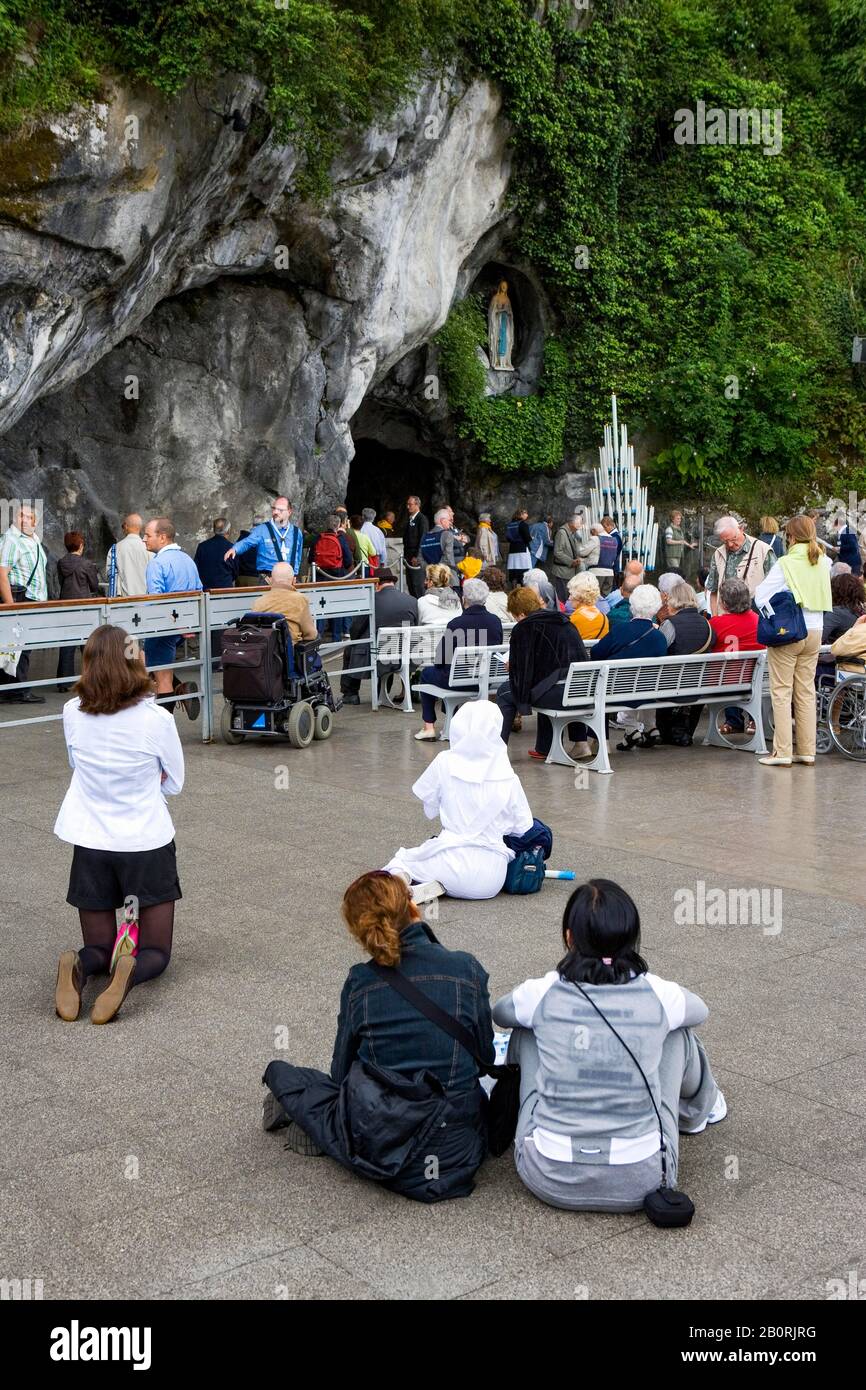 Lieu de l'apparition de la Vierge Marie, pèlerin à la Grotte Massabielle, Lourdes, Département des Hautes Pyrénées, France Banque D'Images