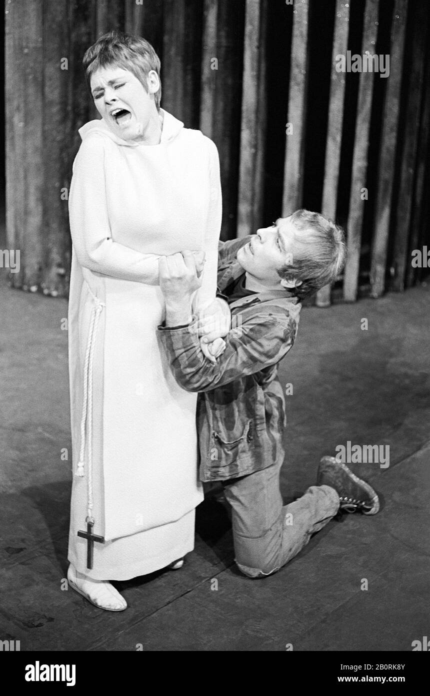 Judi Dench (comme Isabella), John Shrapnel (comme Claudio) EN MESURE DE MESURER par Shakespeare à la Nottingham Playhouse, Nottingham, Angleterre 22/09/1965 ensemble design: Patrick Roberston costumes: Rosemary Vercoe éclairage: Geoffrey Mersereau directeur: John Neville assisté de Michael Rudman (c) Donald Cooper/Photostage photos@photostage.co.uk ref/BW-002-8 Banque D'Images