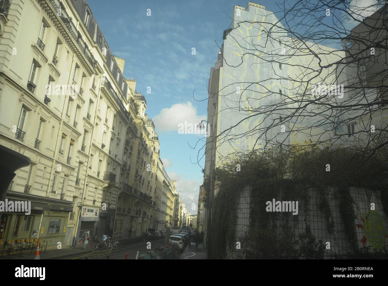 Rue parisienne un der ciel bleu, pasakdek Banque D'Images