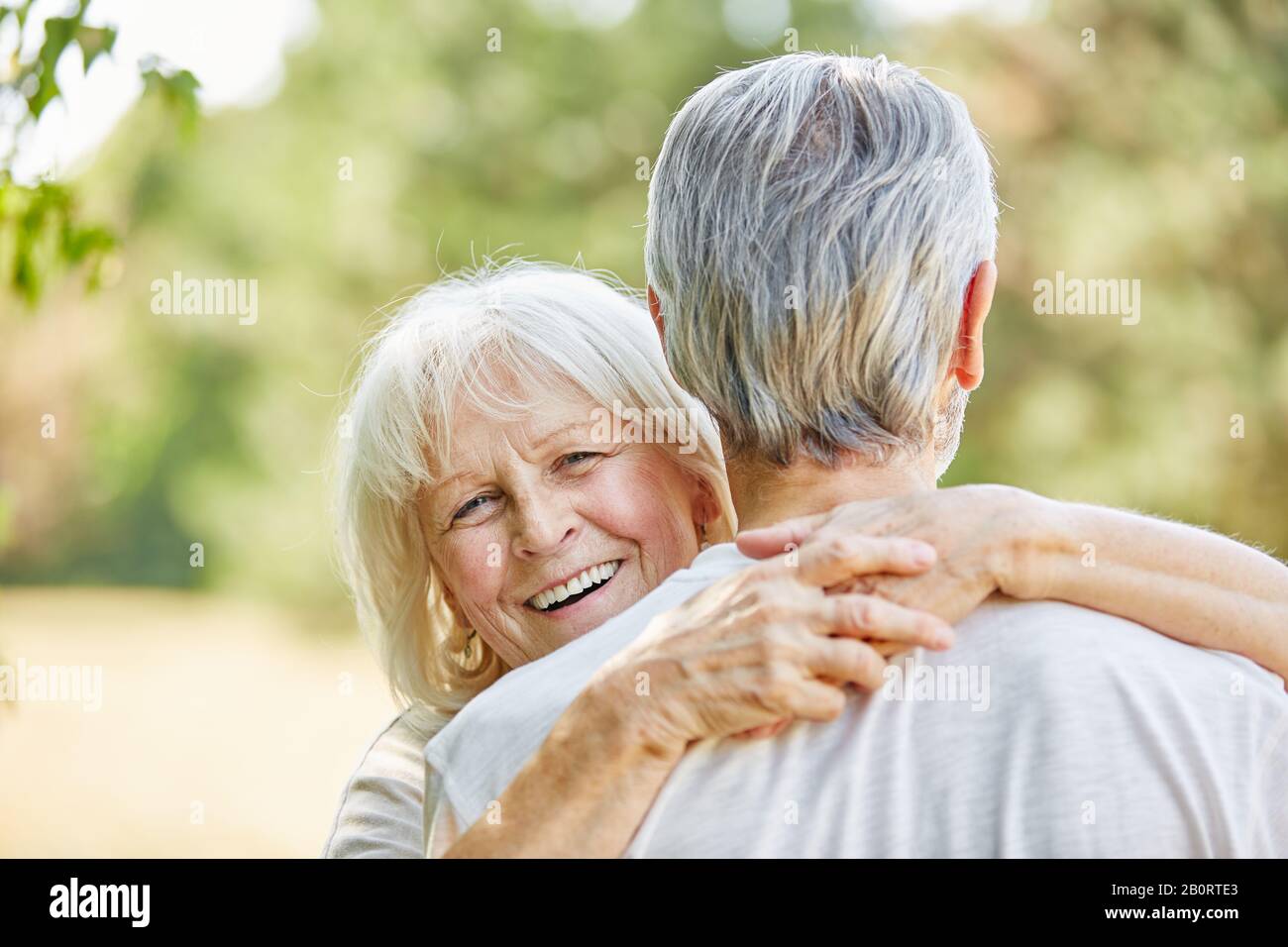 Rire de la vieille femme hople homme dans la nature en été Banque D'Images