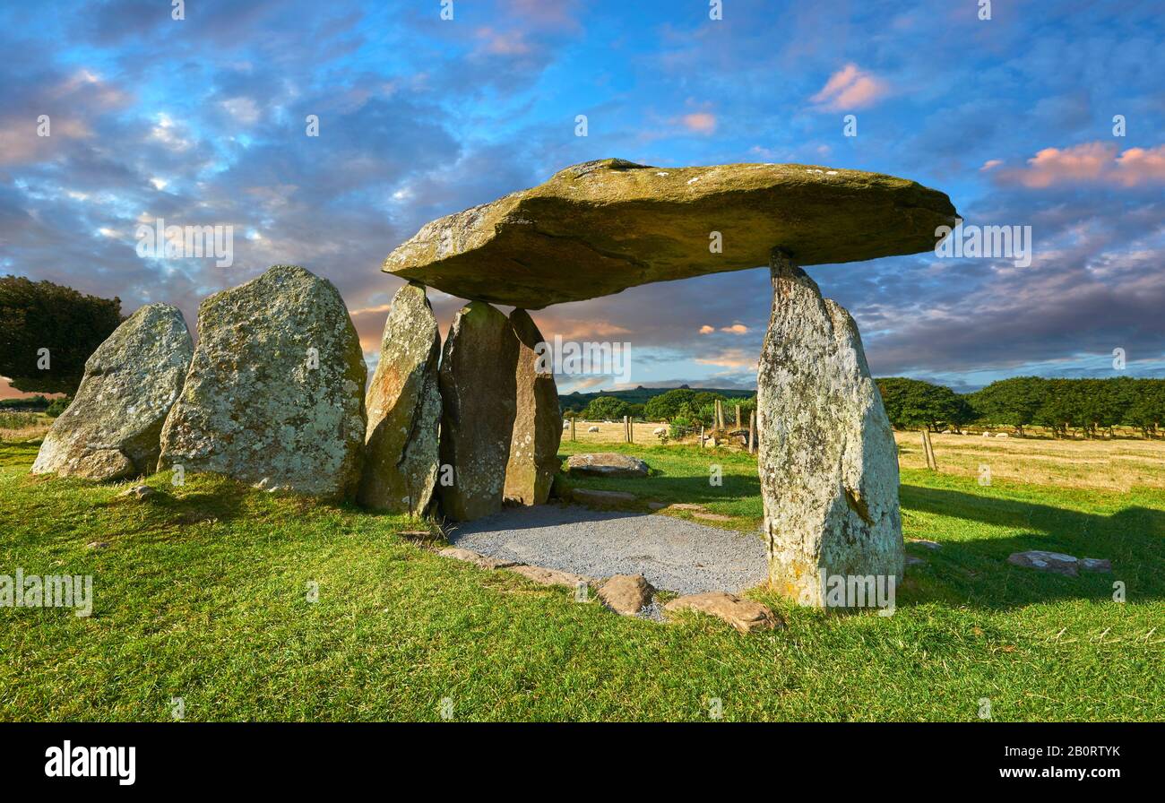 Un megalitic Pentre Ifan Néolithique Pierre chambre funéraire dolmen construit environ 3500 avant J.-C. dans la paroisse de Nevern, Pembrokeshire, Pays de Galles. Banque D'Images