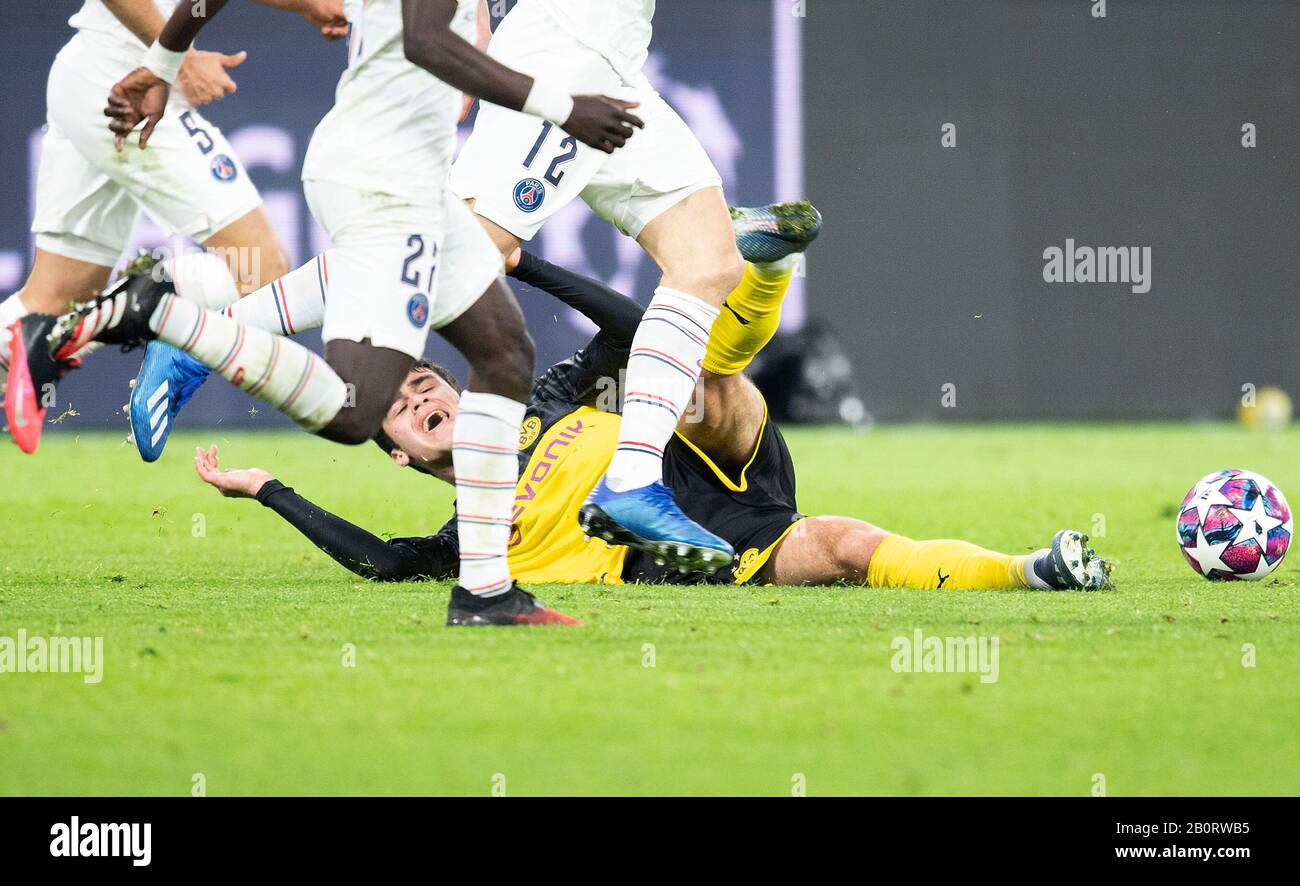 Giovanni REYNA (DO) se trouve sous les jambes des joueurs, de l'action, de l'automne, de la Ligue des Champions de football, ronde de 16 première jambe, Borussia Dortmund (DO) - Paris St Germain (PSG) 2: 1, le 02/18/2020 à Dortmund / Allemagne. Â | utilisation dans le monde entier Banque D'Images