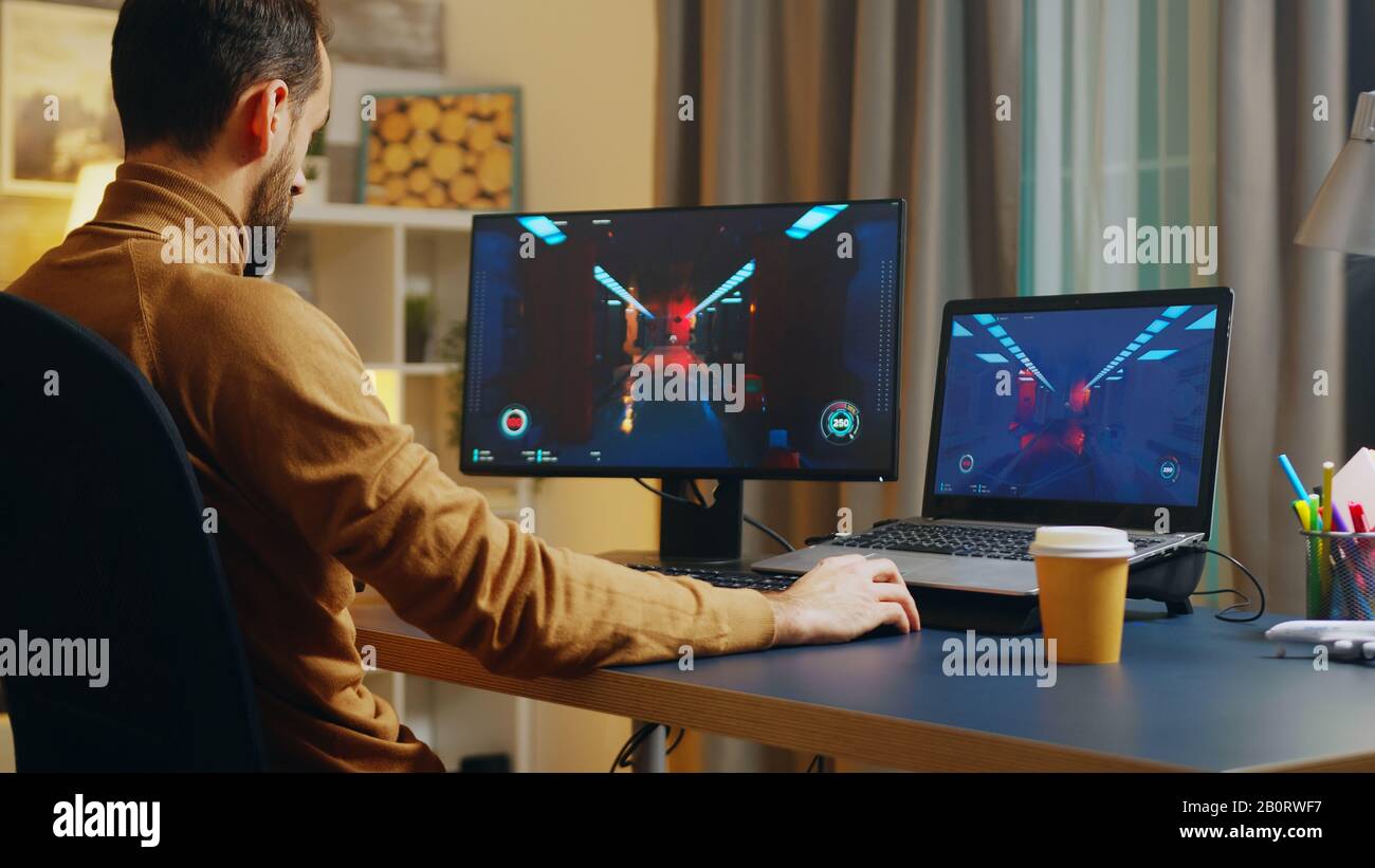 Créateur de jeu testant l'interface de jeu sur le niveau. Développement de jeux. Banque D'Images