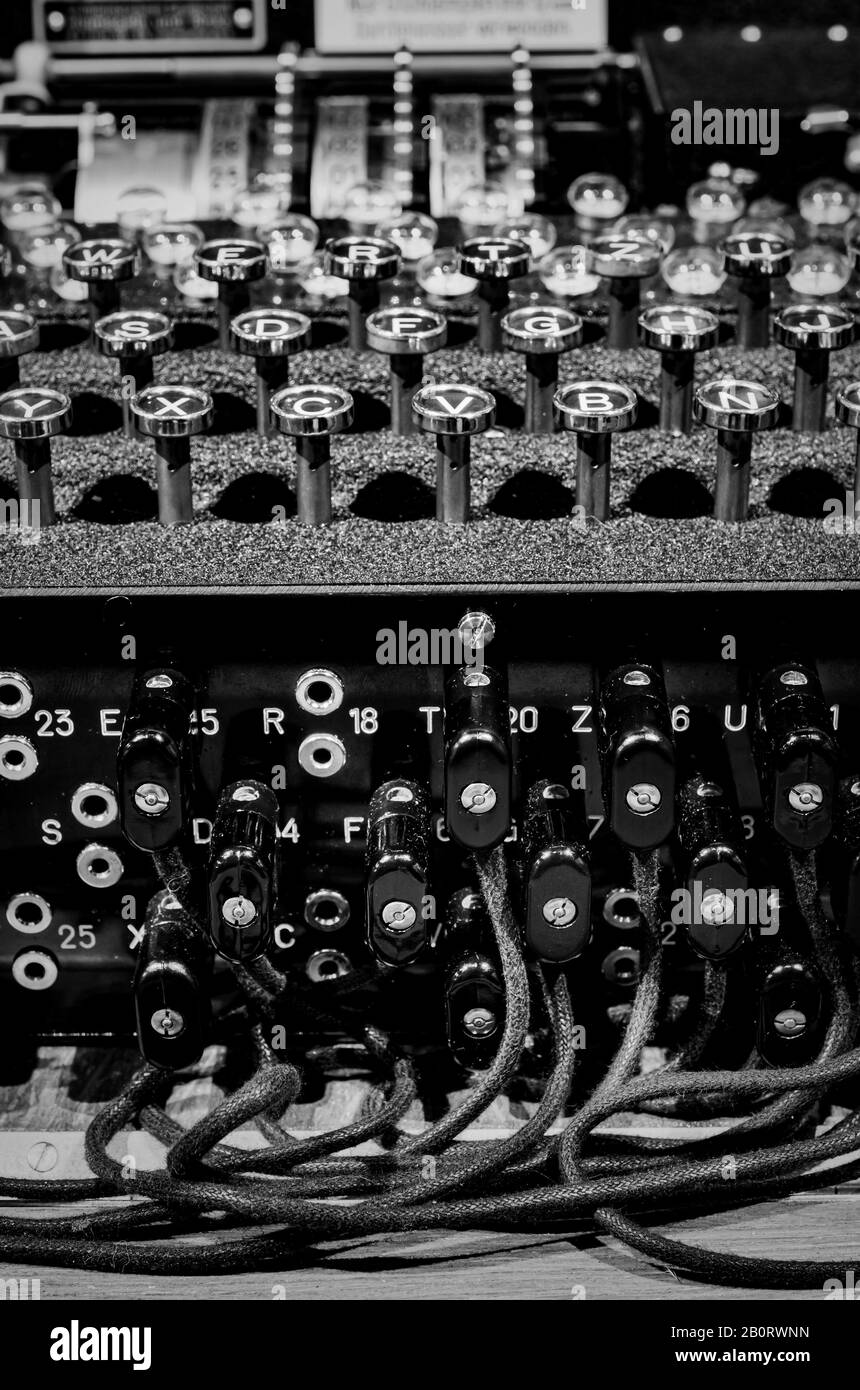 La fiche mâle et le clavier d'une machine Enigma allemande de la seconde Guerre mondiale. Banque D'Images