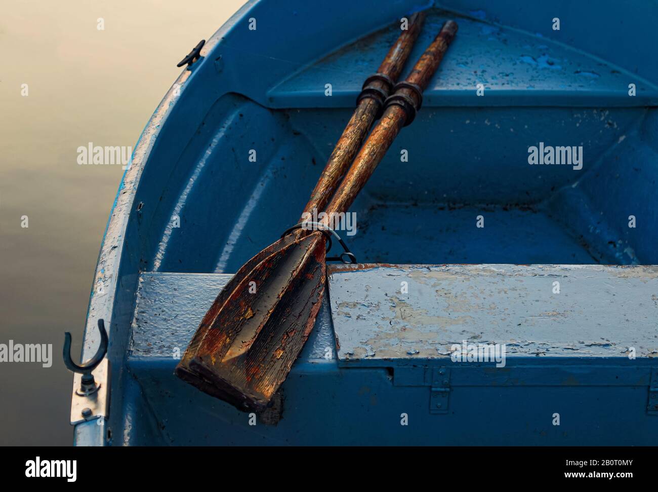 Deux oars sur un vieux bateau de pêche. Kellersee, Malente, Ostholstein Banque D'Images