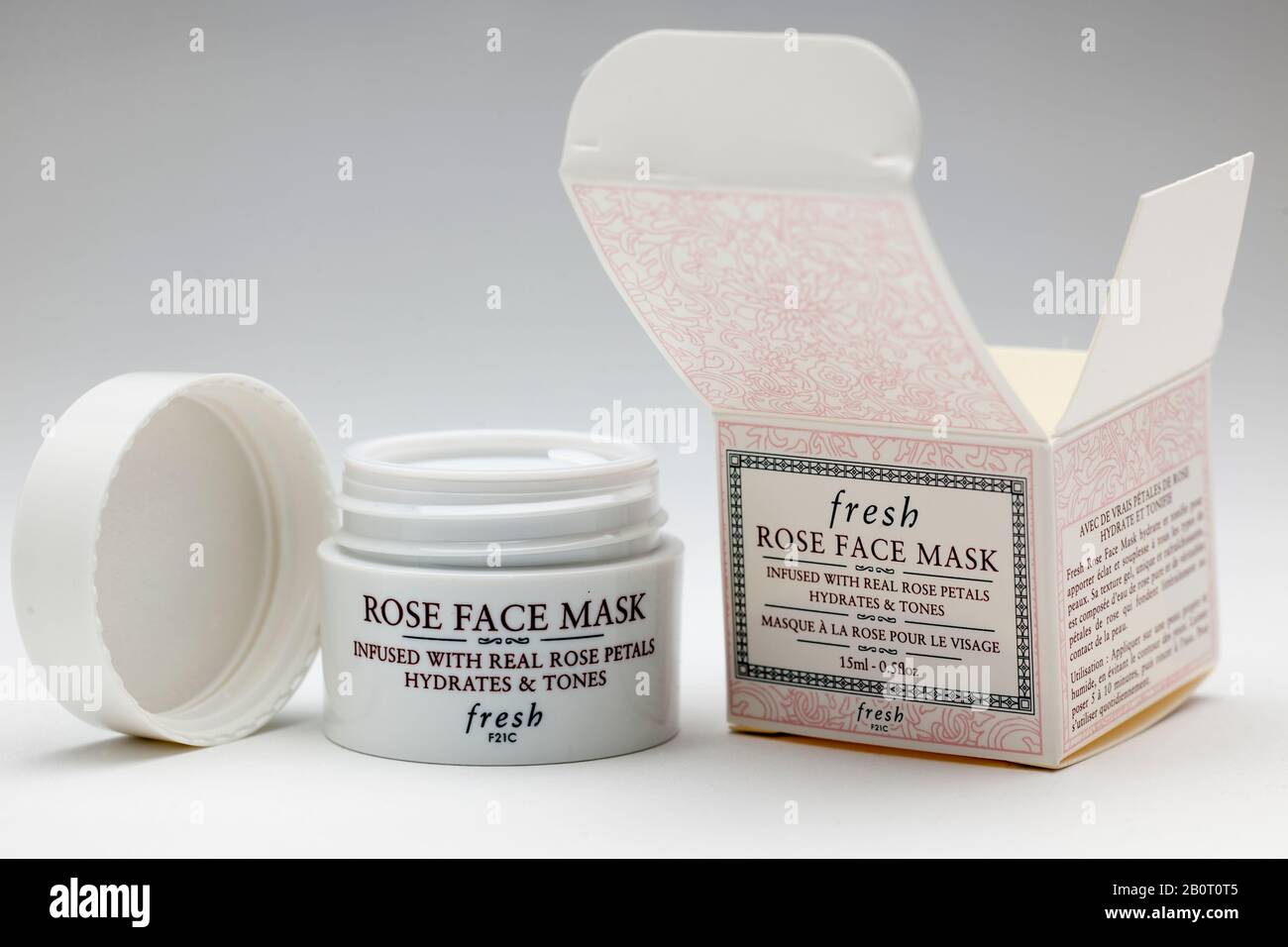 Bocal et boîte de masque de rose par Frais perfusés avec les vrais pétales de rose hydrate et tonifie la peau Banque D'Images