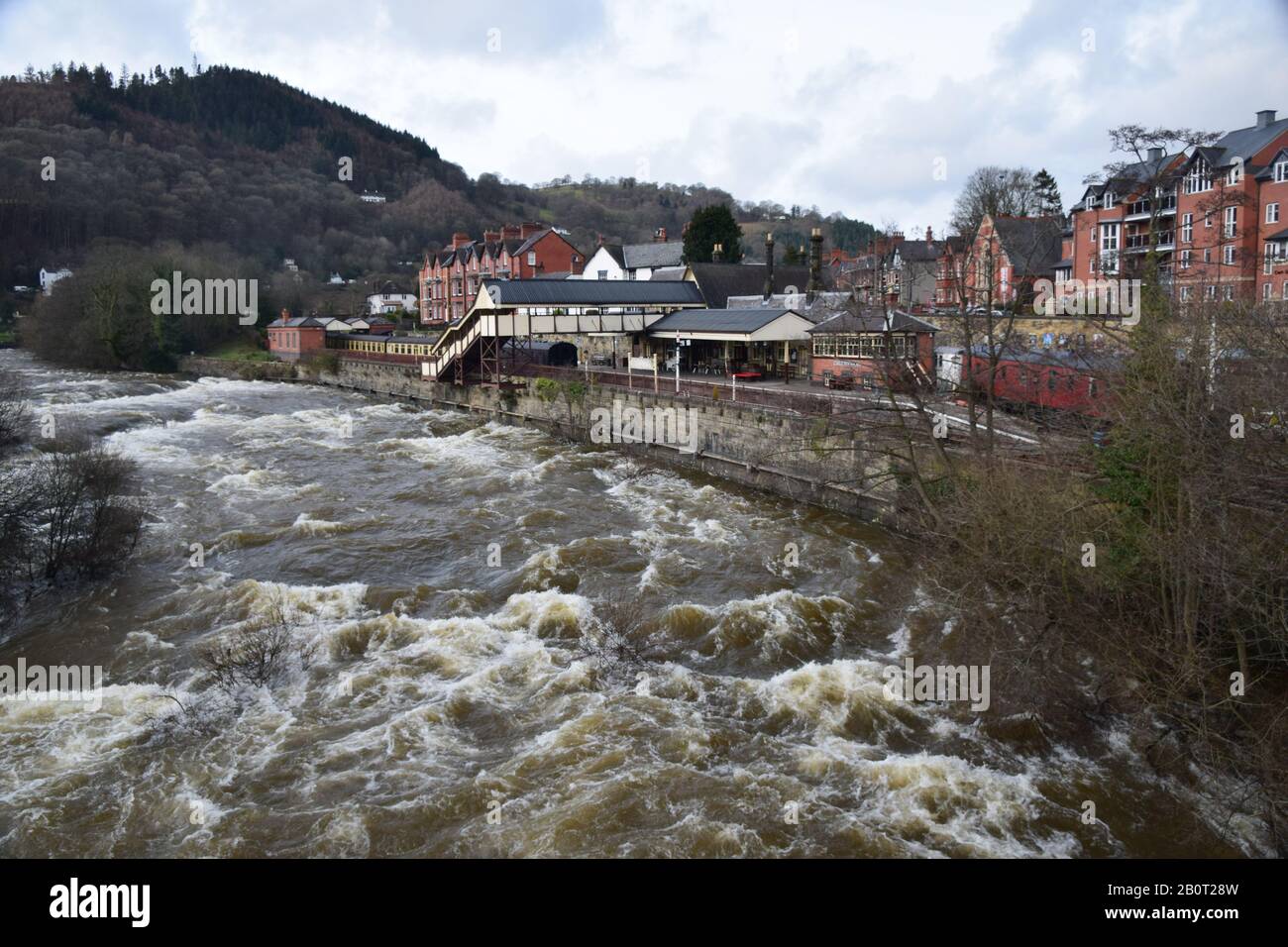 La Dee de la rivière à Llangollen, un torrent torrent gonflant à travers la ville. Banque D'Images