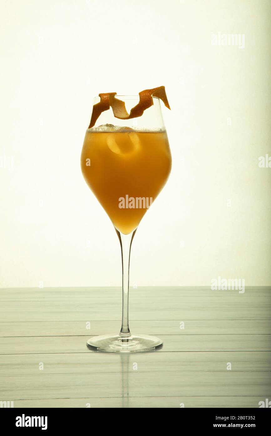Cocktail Apérol Spitz. Fabriqué avec de l'apéritif, du Prosecco, du club soda et une tranche d'orange. Banque D'Images