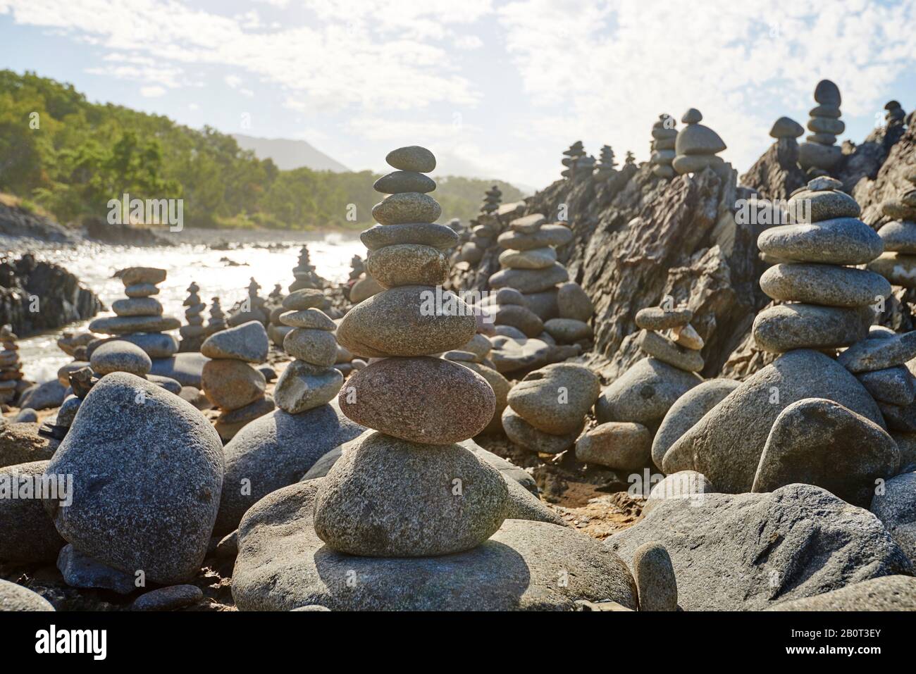 Pierres sur une plage entre Cairns et Port Douglas, Australie, Queensland Banque D'Images