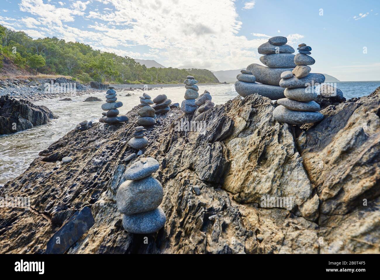 Pierres sur une plage entre Cairns et Port Douglas, Australie, Queensland Banque D'Images