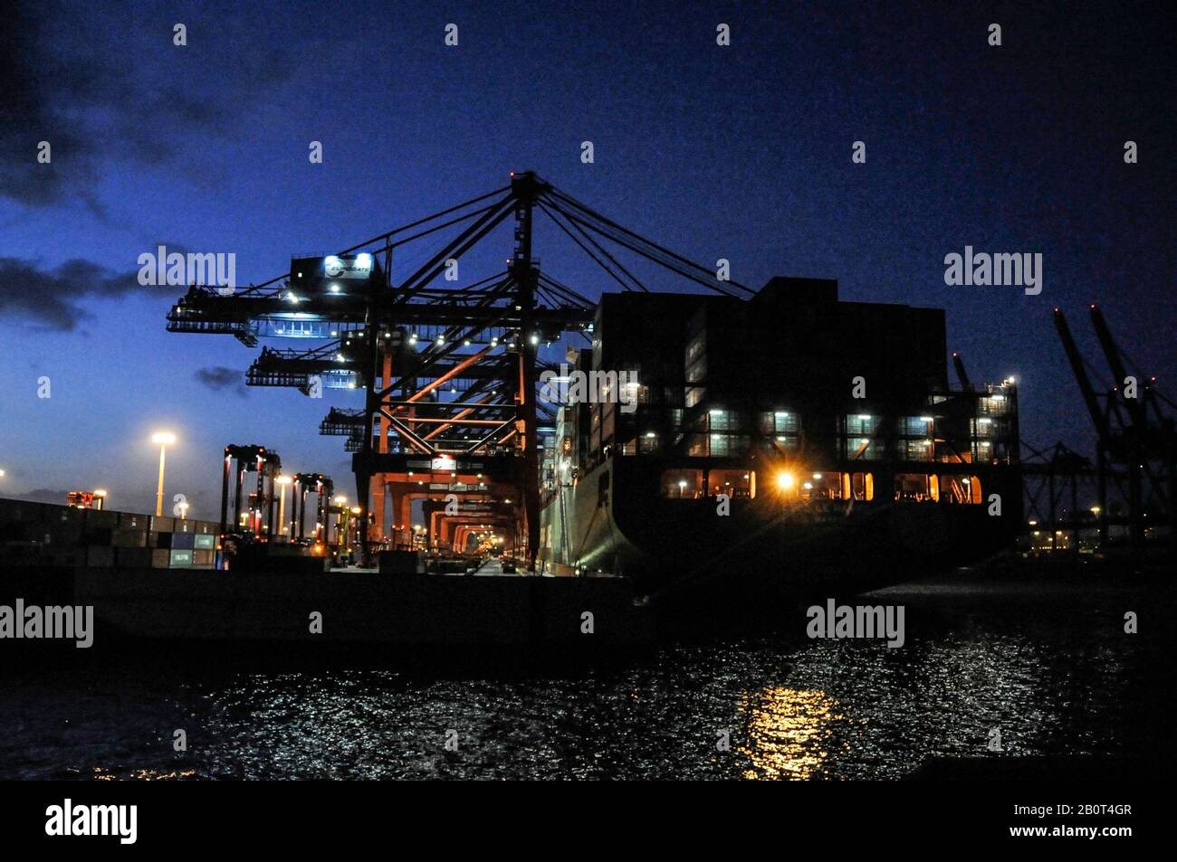 CsCl le Havre, un navire-conteneur de fret maritime, chargé de conteneurs dans l'un des quais de conteneurs du port de Hambourg sur un trinté précoce Banque D'Images