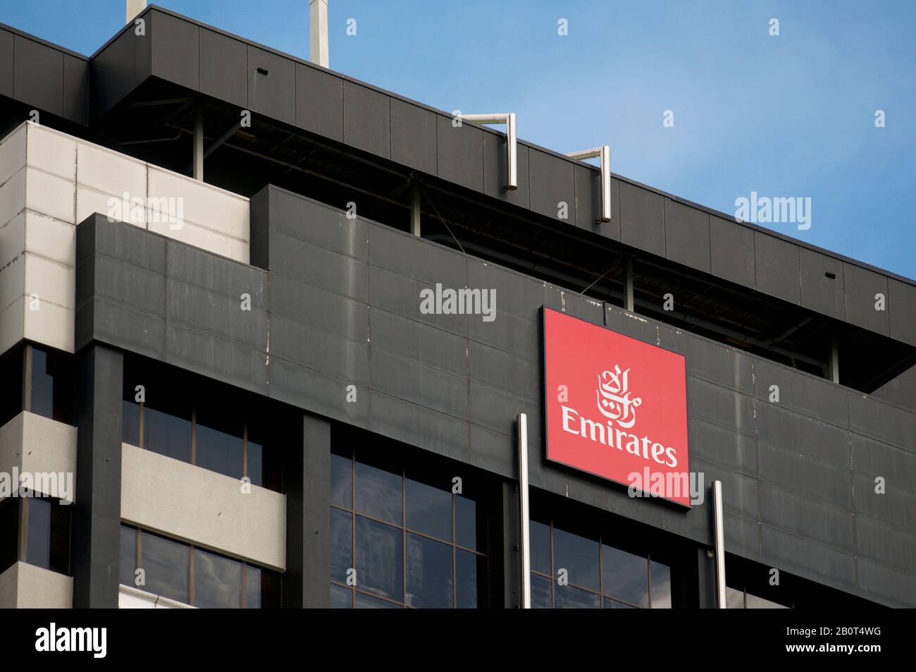 Brisbane, Queensland, Australie - 26 janvier 2020 : logo Emirates Airlines accroché au sommet d'un bâtiment de Brisbane. Emirates est une entreprise publique de type A Banque D'Images